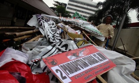 Petugas merapikan sampah Alat Peraga Kampanye (APK) ke atas truk di kantor Kecamatan Senen, Jakarta Pusat, Jumat (11/4).  (Republika/Yasin Habibi)