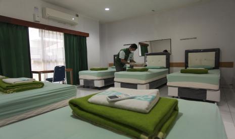 PPIH Embarkasi Batam Siapkan Empat Ruang untuk Isolasi COVID-19. Foto:   Petugas merapikan tempat tidur di Asrama Haji Embarkasi Batam, Kepulauan Riau, Selasa (7/6/2022). Sejumlah sarana dan fasilitas disiapkan di Embarkasi tersebut untuk menyambut kedatangan dan keberangkatan jamaah calon haji pada 14 juni 2022.