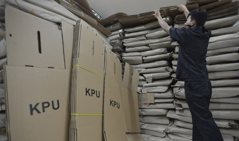  Petugas merapikan tumpukan kotak suara yang terbuat dari kardus di gudang Kantor KPU Kota Jakarta Utara, Rabu (19/2).