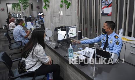 Petugas mewawancarai pemohon pembuatan paspor di Kantor Imigrasi Kelas II Non TPI Depok, Jawa Barat, Kamis (17/2/2022). Dirjen Imigrasi memperluas layanan paspor elektronik di 52 Kantor Imigrasi yang dapat dipilih oleh pemohon melalui aplikasi pendaftaran secara online sebagai upaya pencegahan penyebaran COVID-19. 