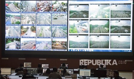 Petugas National Traffic Management Center (NTMC) Polri melakukan pemantauan lalu lintas kamera CCTV di NTMC Polri, Jalan MT Haryono, Jakarta, Jumat (4/1/2019). 