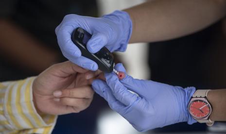 Petugas Novo Nordisk Indonesia mengecek kadar gula dalam darah warga dalam layanan gratis memperingati Hari Diabetes Sedunia di Stasiun KA Tanah Abang, Jakarta.