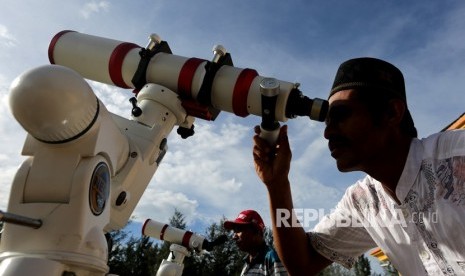 [ilustrasi] Petugas observatorium Tgk Chiek Kuta Karang Kementerian Agama Aceh memantau posisi hilal di Lhoknga, Aceh Besar, Aceh, Ahad (5/5/2019).