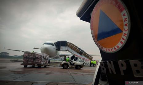 Jakarta's Lanud Halim Perdanakusuma official transports aid containers containing medicines, medical equipment, antibacterial and nutritional food containing Humanitarian Aid From Indonesia to People of Sudan and Egypt into the baggage of Garuda Indonesia Airbus A330-900neo BaseOps SUMA 1 Lanud Halim Perdanakusuma Jakarta, Wednesday (3/4/2024)