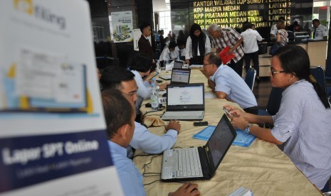 Pemkot Malang Fokus Tingkatkan Sistem Pajak Daring. Foto ilustrasi petugas pajak melayani wajib pajak mengisi SPT.