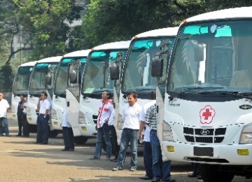 Petugas Palang Merah Indonesia (PMI) berjaga di depan mobil donor darah keliling.