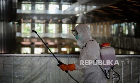  Menag Galakkan Bersih-Bersih Rumah Ibadah Cegah Corona. Petugas Palang Merah Indonesia (PMI) Jakarta Pusat menyemprotkan cairan disinfektan di area Masjid Istiqlal, Jakarta, Jumat (13/3).(Republika/Thoudy Badai)