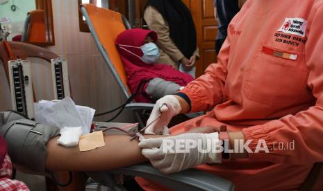 93 Kota/Kabupaten Belum Miliki Unit Transfusi Darah. Petugas Palang Merah Indonesia (PMI) melakukan transfusi darah saat bakti sosial di kantor Pengurus Cabang Nahdlhatul Ulama Kota Madiun (PCNU), Kota Madiun, Jawa Timur, Sabtu (12/6/2021). Kegiatan bakti sosial yang digelar PCNU bekerja sama dengan PMI Kota Madiun tersebut dalam rangka peringatan Hari Donor Darah Sedunia.