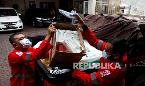 Petugas Palang Merah Indonesia (PMI) Solo menyiapkan masker, hazmat, sabun cair, dan vitamin untuk distribusi bantuan di kantor PMI Solo, Jawa Tengah, Sabtu (12/6/2021). Distribusi bantuan tersebut untuk membantu penanganan kasus COVID-19 di Kudus, Jawa Tengah. Kondisi Covid-19 di Kudus diperparah dengan kepastian sudah adanya pasien Covid-19 varian Delta.