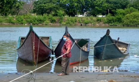 Petugas Pangkalan Pengawasan Sumber Daya Kelautan dan Perikanan (PSDKP) menangkap pelaku dan mengamankan kapal pengebom ikan