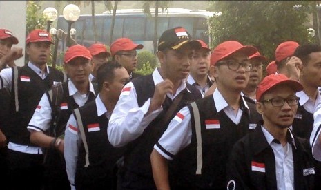 Petugas Panitia Pemberangkatan Ibadah Haji (PPIH) di Asrama Haji, Pondok gede, Jakarta Timur