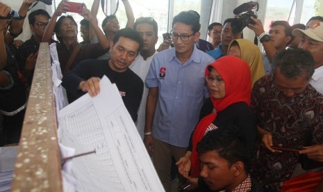 Petugas Panitia Pemilihan Kecamatan (PPK) memperlihatkan rekapitulasi C1 tingkat kecamatan kepada Calon wakil presiden no ururt 02 Sandiaga Salahuddin Uno (ketiga kiri), yang memantau di Kecamatan Kuranji, Padang, Sumatera Barat, Rabu (1/5/2019).