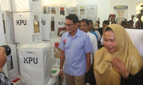 Petugas Panitia Pemilihan Kecamatan (PPK) mendampingi Calon wakil presiden no ururt 02 Sandiaga Salahuddin Uno (kiri), yang berkunjung untuk memantau rekapitulasi C1 di Kecamatan Kuranji, Padang, Sumatera Barat, Rabu (1/5/2019).