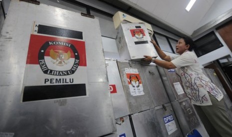  Petugas Panitia Pemilihan Kecamatan (PPK) Menteng menyiapkan kotak-kotak suara Pilkada DKI Jakarta 2012-2017 di Kantor Kecamatan Menteng, Jakarta Pusat, Selasa (19/6). (Aditya Pradana Putra/Republika)