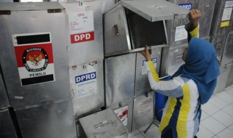  Petugas Panitia Pemilihan Kecamatan (PPK) Menteng menyiapkan kotak-kotak suara Pilkada DKI Jakarta 2012-2017 di Kantor Kecamatan Menteng, Jakarta Pusat, Selasa (19/6). (Aditya Pradana Putra/Republika)