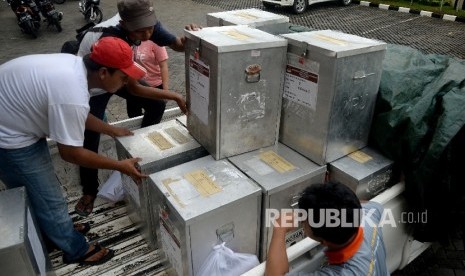 Petugas panitia pemilihan mengangkut logistik pilkada DKI Jakarta untuk di distribusikan ke masing-masing Tempat Pemungutan Suara (TPS) di Kelurahan Kenari, Jakarta, Selasa (14/2). 