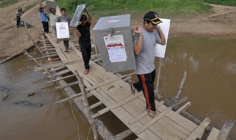 Petugas Panitia Pemungutan Suara (PPS) membawa logistik Pemilihan Kepala Daerah (Pilkada) ke wilayah terpencil (ilustrasi)