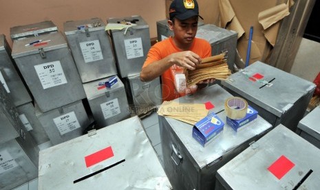 Petugas Panitia Pemungutan Suara (PPS) mempersiapkan pendistribusian logistik Pemilihan Umum Legislatif (Pileg) 2014 di Kantor Kelurahan Tebet Timur, Jakarta, Selasa (8/4). (Republika/Aditya Pradana Putra)