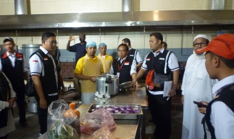 Petugas Panitia Penyelenggara Ibadah Haji (PPIH) Daerah Kerja Makkah menyaksikan demo masak karyawan Remas, perusahaan pelayanan katering jamaah Indonesia,di wilayah Zaidi, Makkah, Arab Saudi, Kamis (11/8). 