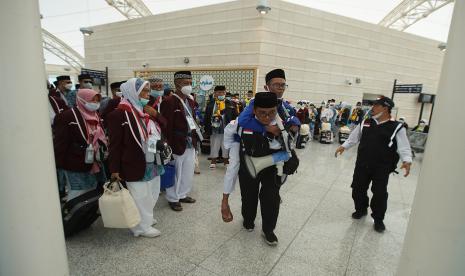 Petugas Panitia Penyelenggara Ibadah Haji (PPIH) membantu calon haji kloter pertama dari embarkasi Jakarta Bekasi setibanya di Bandar Udara Internasional Amir Muhammad bin Abdul Aziz (AMMA), Madinah, Sabtu (4/6/2022). Suhu tertinggi di Arab Saudi mencapai 44 derajat Celsius, namun terasa lebih panas seperti suhu 47 derajat Celsius pada siang hari. 