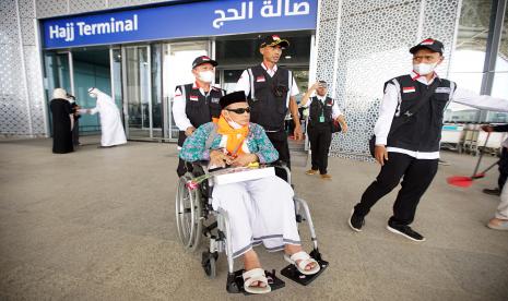 Petugas Haji Dilarang Kenakan Seragam Saat Berada di Area Tawaf. Foto:    Petugas Panitia Penyelenggara Ibadah Haji (PPIH) menyambut jamaah calon haji kloter pertama dari embarkasi Solo setibanya di Bandar Udara Internasional Amir Muhammad bin Abdul Aziz (AMMA). (ilustrasi)