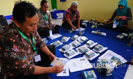 Petugas Panitia Penyelenggara Ibadah Haji (PPIH) menyiapkan dokumen paspor dan visa jamaah calon haji. Kemenag Bentuk Tim Penyelesaian Dokumen dan Visa Jamaah Haji