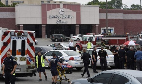 Petugas paramedis dan polisi tiba di lokasi penembakan di Bioskop Carmike Hickory 8 di Nashville, Rabu (5/8).