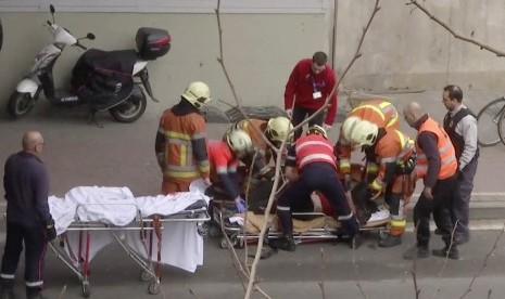 Petugas paramedis membantu seorang korban dalam ledakan bom di Stasiun Metro, Brussels, Belgia, Selasa (22/3).