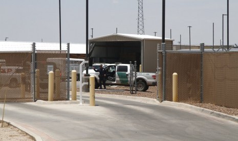 Petugas Patroli Bea Cukai dan Perbatasan menjaga pintu masuk pos Patroli Perbatasan di Clint, Texas, 26 Juni 2019. Fasilitas tersebut menjadi pusat penahanan anak migran di New Mexico dan West Texas sejak 2014.