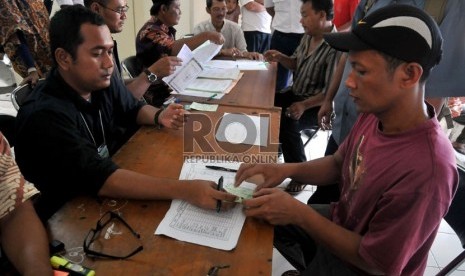  Petugas PD Pasar Jaya menyerahkan kunci kios kepada para PKL di Pasar Tanah Abang Blok G, Jakarta Pusat, Jumat (23/8). (Republika/Prayogi) 