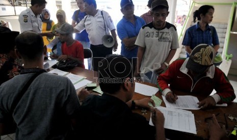  Petugas PD Pasar Jaya menyerahkan kunci kios kepada para PKL di Pasar Tanah Abang Blok G, Jakarta Pusat, Jumat (23/8). (Republika/Prayogi) 