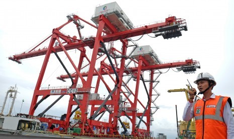 Petugas Pelindo I memeriksa proses pemindahan ship to shore crane dari kapal ke Terminal Peti Kemas Domestik Belawan (TPKDB) di Medan, Sumatera Utara, Senin (1/4).