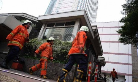 Petugas pemadam kebakaran berjalan saat terjadi kebakaran di gedung Grand Hyatt, Jakarta, Sabtu (21/2). 