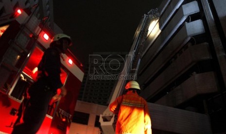  Petugas Pemadam Kebakaran berusaha memadamkan api di Gedung Kementerian Hukum dan Hak Asasi Manusia (Kemenkumham), Kuningan, Jakarta Selatan, Ahad (6/1). (Republika/Adhi Wicaksono)