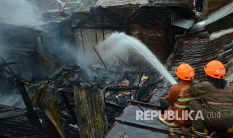 Petugas pemadam kebakaran berusaha memadamkan api di permukiman padat penduduk di daerah Karees Kulon RW 06, Kelurahan Malabar, Kecamatan Lengkong, Kota Bandung, Kamis (3/5).