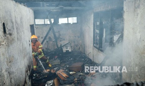 Petugas pemadam kebakaran berusaha memadamkan api di permukiman padat penduduk di daerah Karees Kulon RW 06, Kelurahan Malabar, Kecamatan Lengkong, Kota Bandung, Kamis (3/5).