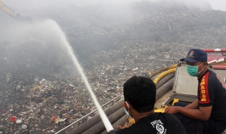 Petugas pemadam kebakaran berusaha memadamkan api kebakaran gunungan sampah di Tempat Pengolahan Sampah Terpadu (TPST) Bantargebang, Bekasi, Jawa Barat, Selasa (15/9). 