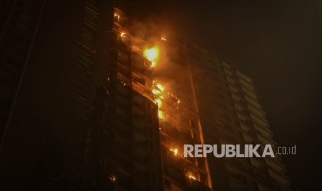 Petugas pemadam kebakaran berusaha memadamkan api yang melahap mall neo soho yang berada di Jakarta Barat, Rabu (9/11) malam. Hingga saat ini belum diketahui penyebab kebakaran tersebut.