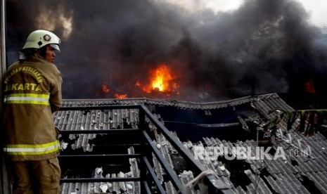 Petugas pemadam kebakaran berusaha memadamkan api yang membakar gudang pengepul plastik di Kelapa Dua Wetan, Cipayung, Jakarta Timur, Ahad (11/8/2019). 