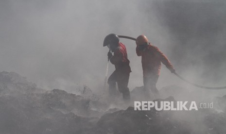 Petugas pemadam kebakaran berusaha memadamkan sisa api saat terjadi kebakaran pabrik pengolahan limbah plastik di Grogol, Sukoharjo, Jawa Tengah, Jumat (23/11/2018). 