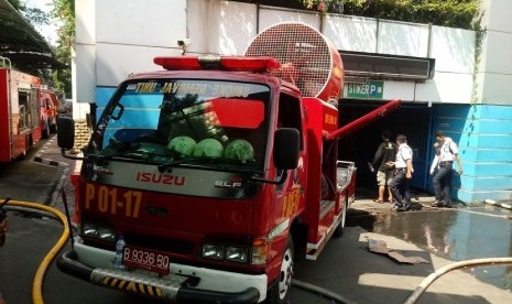 Petugas pemadam kebakaran berusaha memadamkan sisa-sisa kebakaran di Gedung Kementerian Perhubungan di Jakarta, Ahad (8/7).