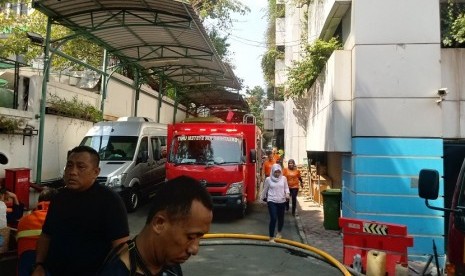 Petugas pemadam kebakaran berusaha memadamkan sisa-sisa kebakaran di Gedung Kementerian Perhubungan di Jakarta, Ahad (8/7).