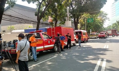 Petugas pemadam kebakaran berusaha memadamkan sisa-sisa kebakaran di Gedung Kementerian Perhubungan di Jakarta, Ahad (8/7).