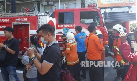 Tunjungan Plaza 5 Surabaya dilaporkan terbakar, Rabu (13/4/2022) petang.