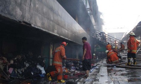 Petugas pemadam kebakaran berusaha untuk memadamkan api yang melalap sejumlah kios di Pasar Senen, Jakarta Pusat, Jumat (25/4).