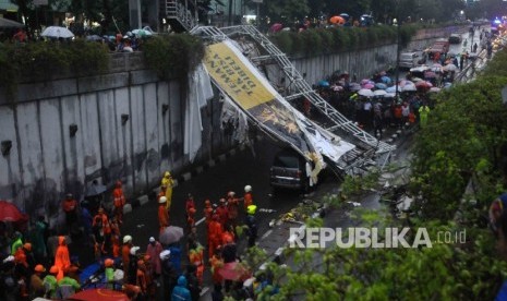 Petugas pemadam kebakaran dan Dishub berusaha mengevakuasi jembatan penyebrangan orang (JPO) yang ambruk di Pasar Minggu, Jakarta, Sabtu (24/9).