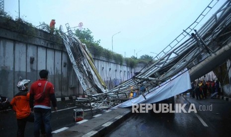 Jempatan penyeberangan orang di Pasar Minggu yang roboh 