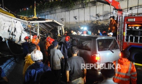 Petugas pemadam kebakaran dan Dishub berusaha mengevakuasi jembatan penyebrangan orang (JPO) yang ambruk di Pasar Minggu, Jakarta, Sabtu (24/9).