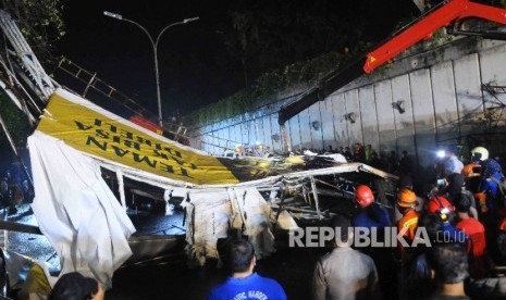 Petugas pemadam kebakaran dan Dishub berusaha mengevakuasi jembatan penyebrangan orang (JPO) yang ambruk di Pasar Minggu, Jakarta, Sabtu (24/9).