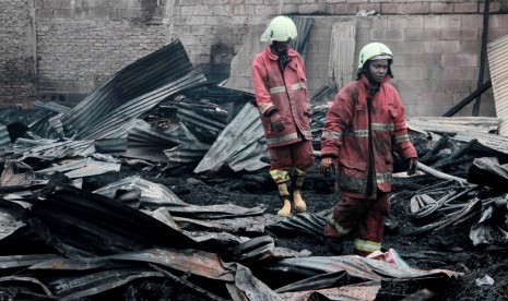 Petugas pemadam kebakaran di lokasi kebakaran daerah Pondok Bambu, Jakarta Timur, Senin (8/8).